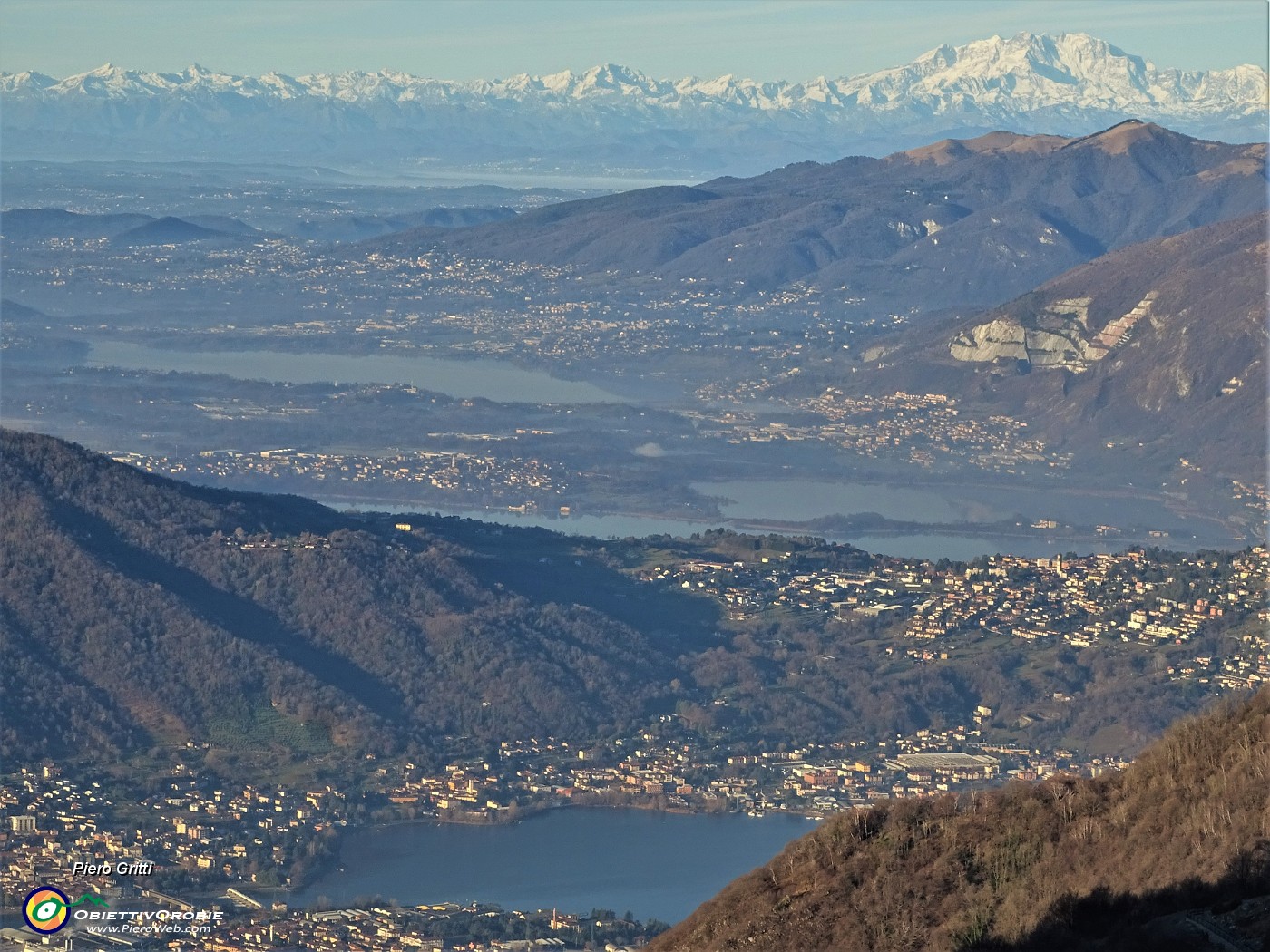 11 Vista dalla Forcella Alta verso i laghi di Lecco fin verso il Monte Rosa.JPG